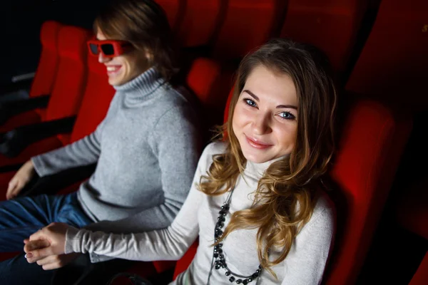 Jovem casal no cinema assistindo filme — Fotografia de Stock
