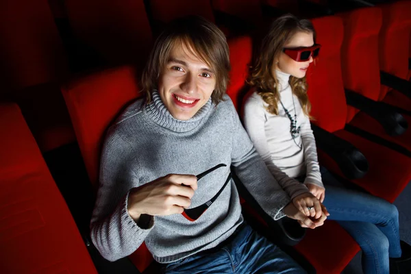 Νεαρό ζευγάρι στον κινηματογράφο, παρακολουθώντας την ταινία — Φωτογραφία Αρχείου