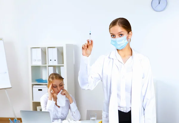 Verpleegster met spuit doen vaccinatie in office — Stockfoto
