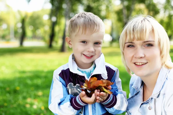 Young mother with her son in summer park — Stock Photo, Image