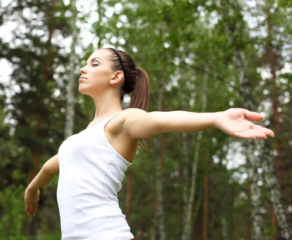 Genç bir kadın açık havada spor yapmak — Stok fotoğraf