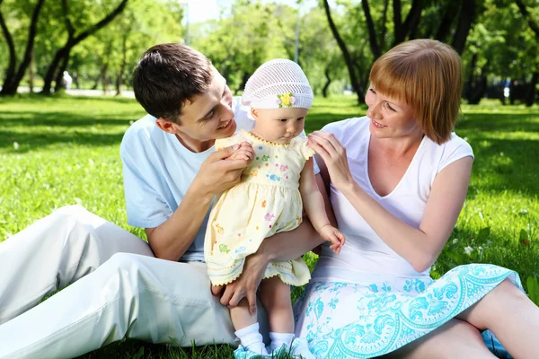Junge Familie zusammen im Park — Stockfoto
