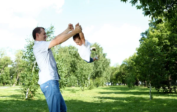 Isä ja poika kesäpuistossa — kuvapankkivalokuva