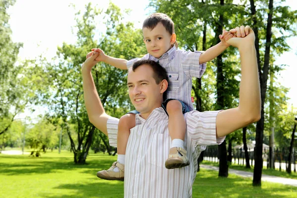 Ojciec z synem w parku — Zdjęcie stockowe