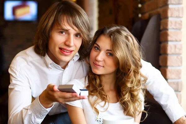 Coppia giovane con anello di fidanzamento in un ristorante — Foto Stock