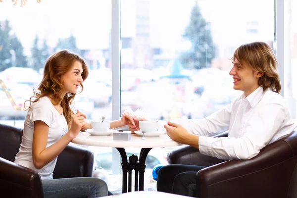 Giovane coppia che ha un appuntamento al ristorante — Foto Stock