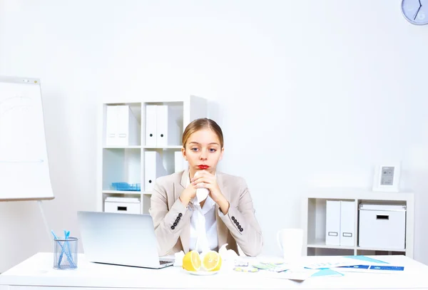 Com frio e gripe no local de trabalho — Fotografia de Stock