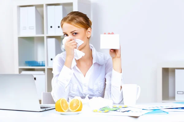 Com frio e gripe no local de trabalho — Fotografia de Stock
