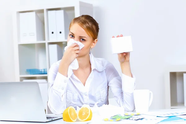 Con resfriado y gripe en el lugar de trabajo —  Fotos de Stock