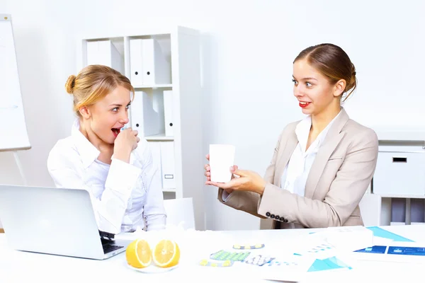 Med förkylning och influensa på arbetsplatsen — Stockfoto