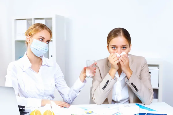 Com frio e gripe no local de trabalho — Fotografia de Stock