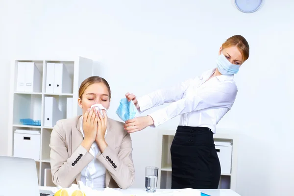 З холодом і грипом на робочому місці — стокове фото