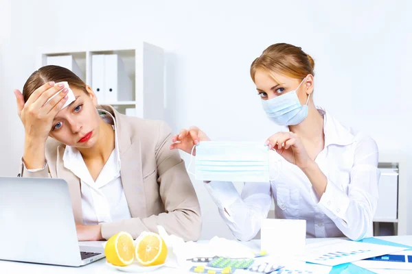 Med förkylning och influensa på arbetsplatsen — Stockfoto