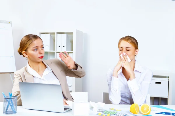 감기와 독감 직장에 — 스톡 사진