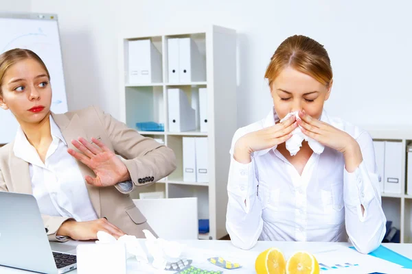 С простудой и гриппом на рабочем месте — стоковое фото