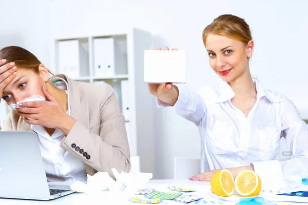 Woman in office holding a pack of medicine — Stock Photo, Image