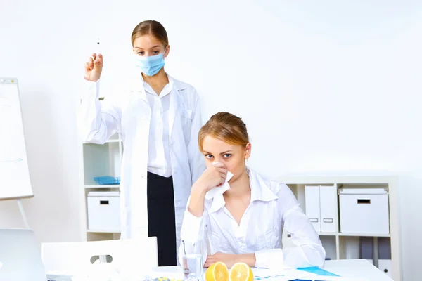 Медсестра со шприцем делает прививку в офисе — стоковое фото