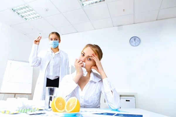 Verpleegster met spuit doen vaccinatie in office — Stockfoto