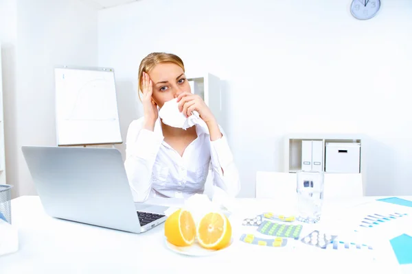 Com frio e gripe no local de trabalho — Fotografia de Stock