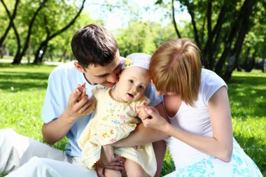parkta birlikte genç aile