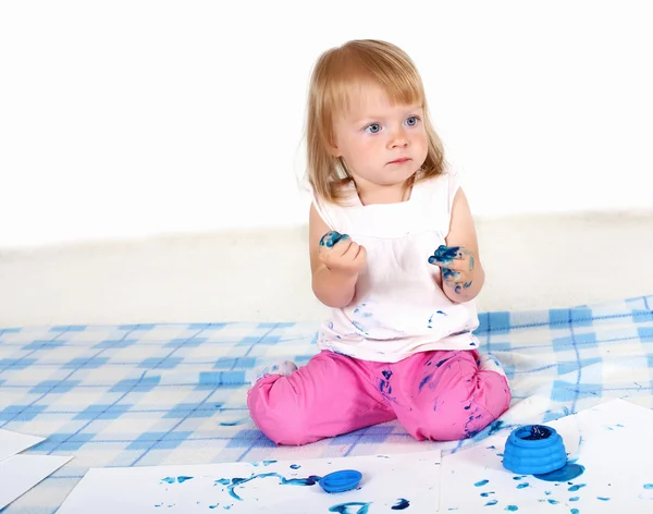 Маленька дівчинка малює в студії — стокове фото