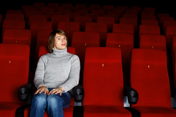 Giovane nel cinema a guardare film — Foto Stock