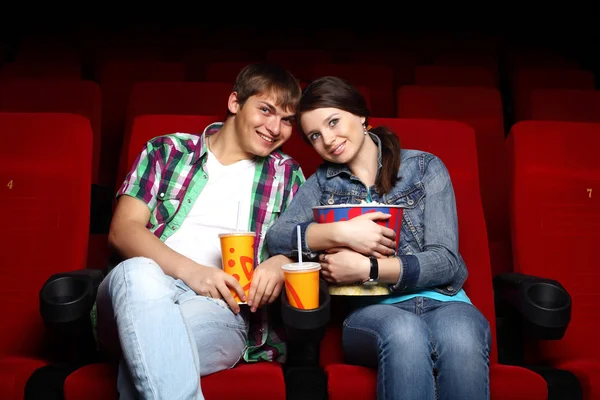 Jeune couple dans le cinéma regarder le film — Photo