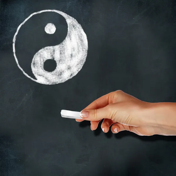 Pizarra escolar y símbolo yin-yang — Foto de Stock