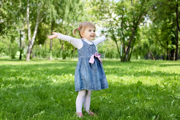 Retrato de una niña al aire libre —  Fotos de Stock