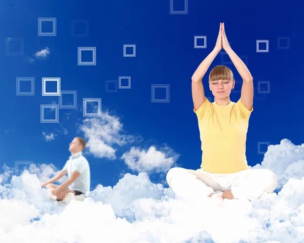 Genç kadın mavi gökyüzü yoga yaparken — Stok fotoğraf