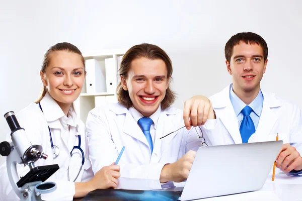 Jeunes médecins au travail — Photo