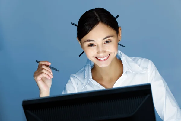 Mujer joven en ropa de negocios y auriculares — Foto de Stock