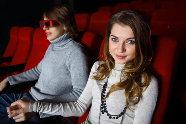 Pasangan muda di bioskop menonton film — Stok Foto