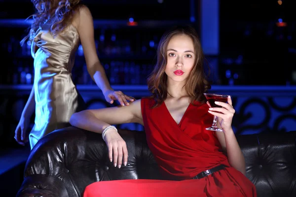 Fiatal nő, éjszakai klub, egy itallal — Stock Fotó