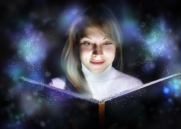 Giovane donna che legge un libro magico — Foto Stock