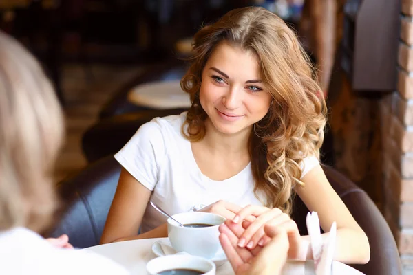 Jonge mooie vrouw zitten in restaurant — Stockfoto