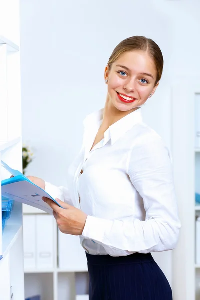 Mujer joven en ropa de negocios trabajando en la oficina — Foto de Stock