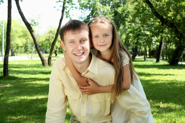Padre con hija afuera — Foto de Stock
