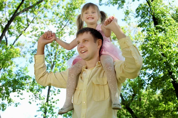 Vader en dochter buiten — Stockfoto
