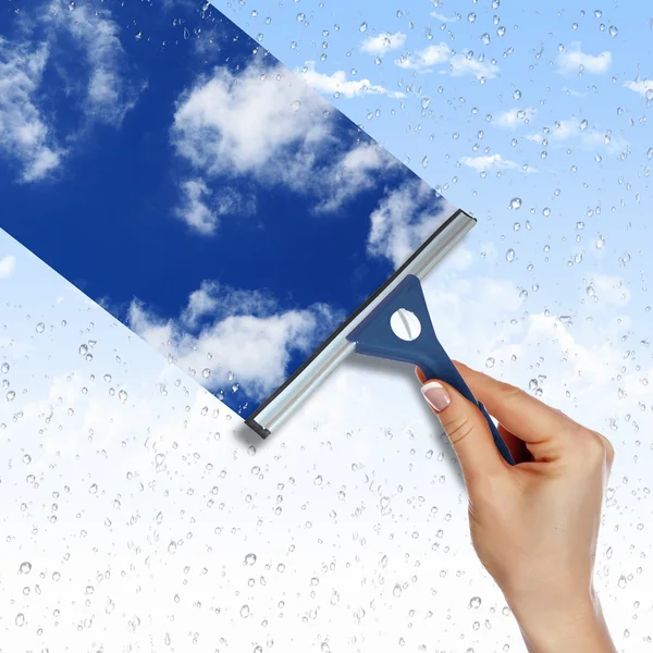 Fönster med blå himmel och vita moln — Stockfoto