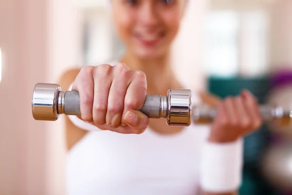 Ung kvinna gör sport i gym — Stockfoto