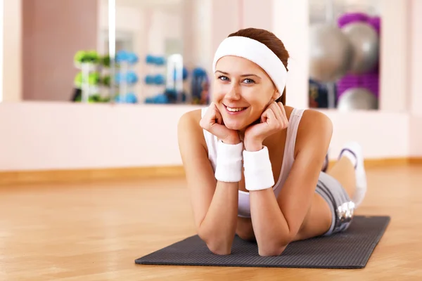 Young woman doing sport in gym — Stock Photo, Image