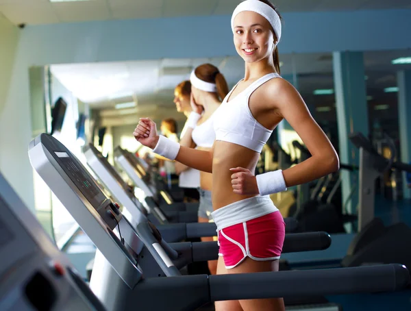 Jeune femme faisant du sport dans la salle de gym — Photo