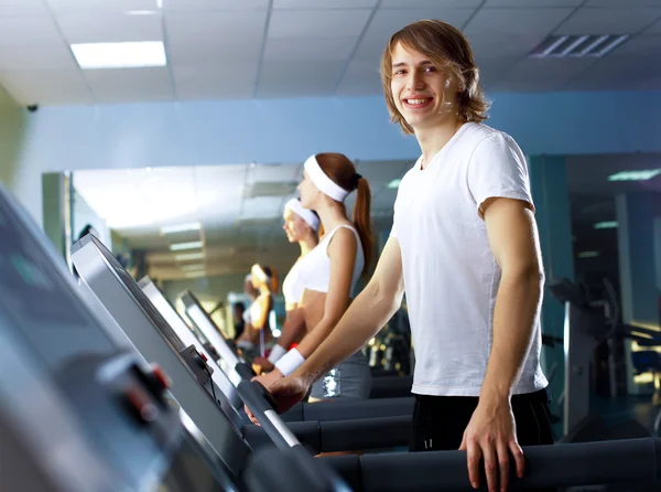 Young man doing sport in gym — Stock Photo, Image