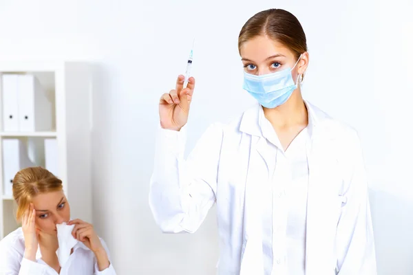 Aşı ofis işi şırınga ile hemşire — Stok fotoğraf