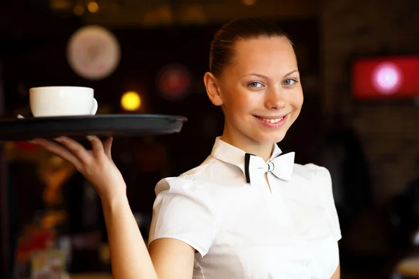 Портрет молодої офіціантки, що тримає лоток — стокове фото