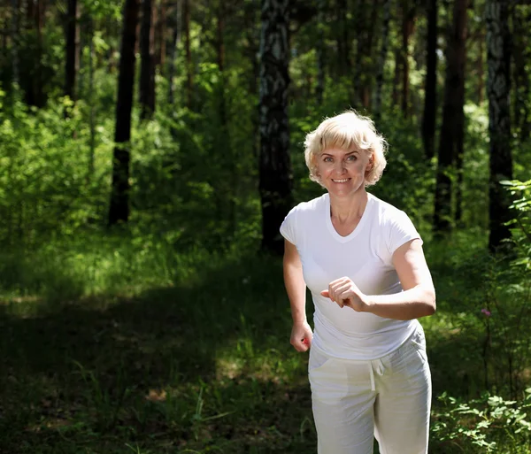 Idős nő szeret-hoz fuss-ban a park — Stock Fotó