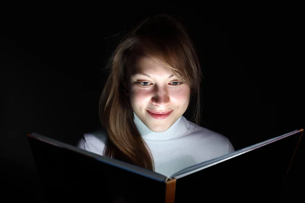 Ung kvinna läser en magisk bok — Stockfoto