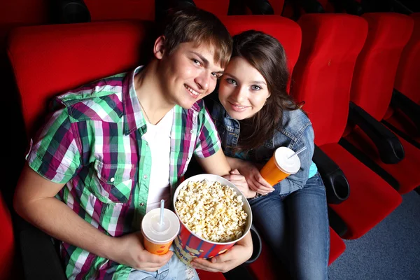 Молода пара в кіно дивитися фільм — стокове фото