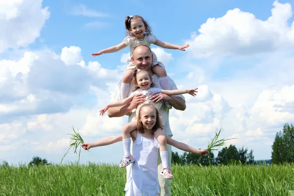 Famiglia con bambini in estate all'aperto — Foto Stock